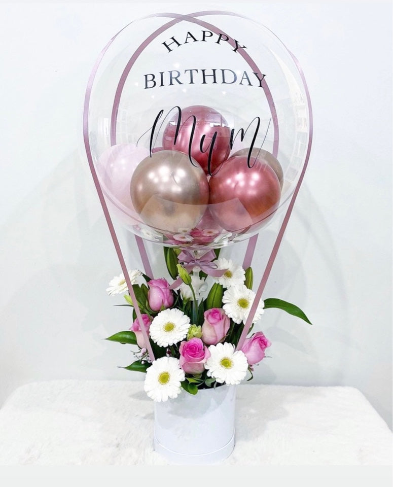 Ziedi Cepuru Kastē un Hēlija Balonu Kompozīcija "Mātes diena"