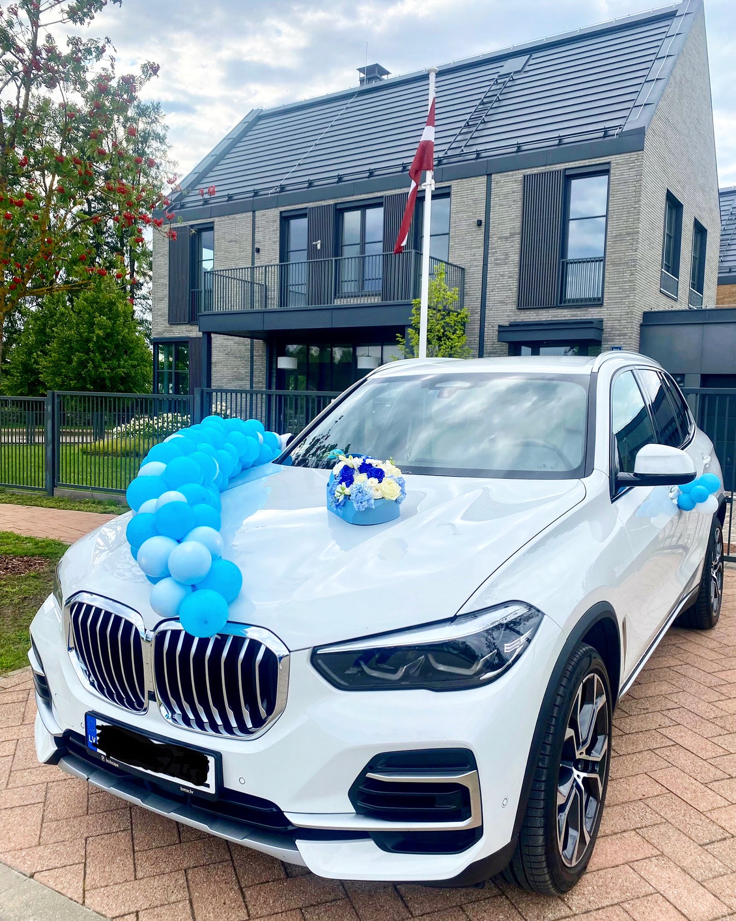 Mašīnas dekorēšana ar hēlija baloniem | Balloonparty.lv