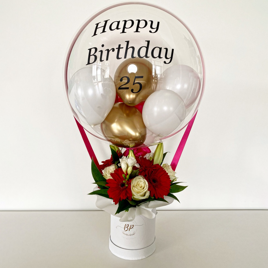 Ziedi Cepuru Kastē un Hēlija Balonu Kompozīcija "Daudz laimes dzimšanas dienā"