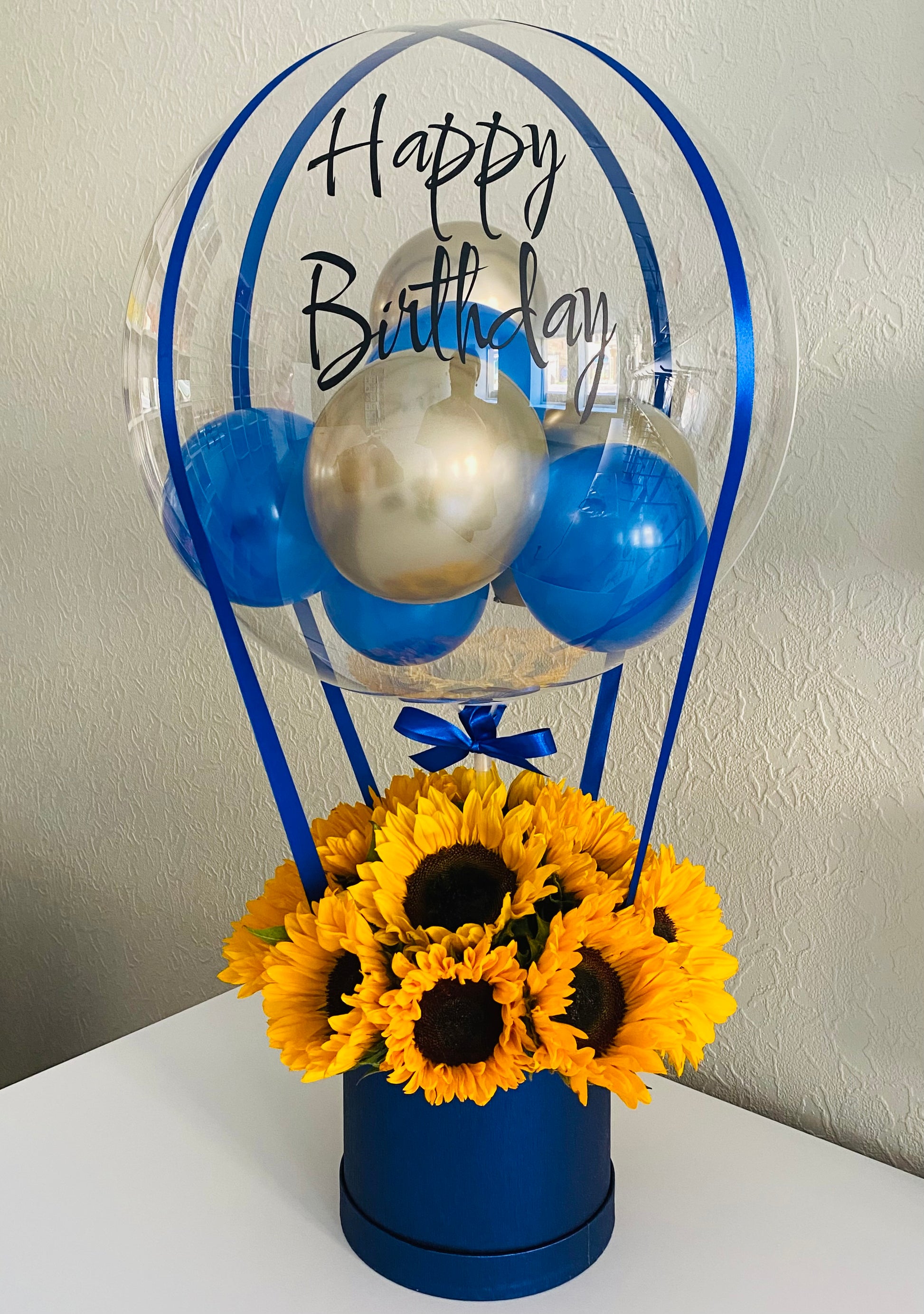 Saulespuķes Cepuru Kastē un Hēlija Balonu Kompozīcija "Zilais Mākonis"